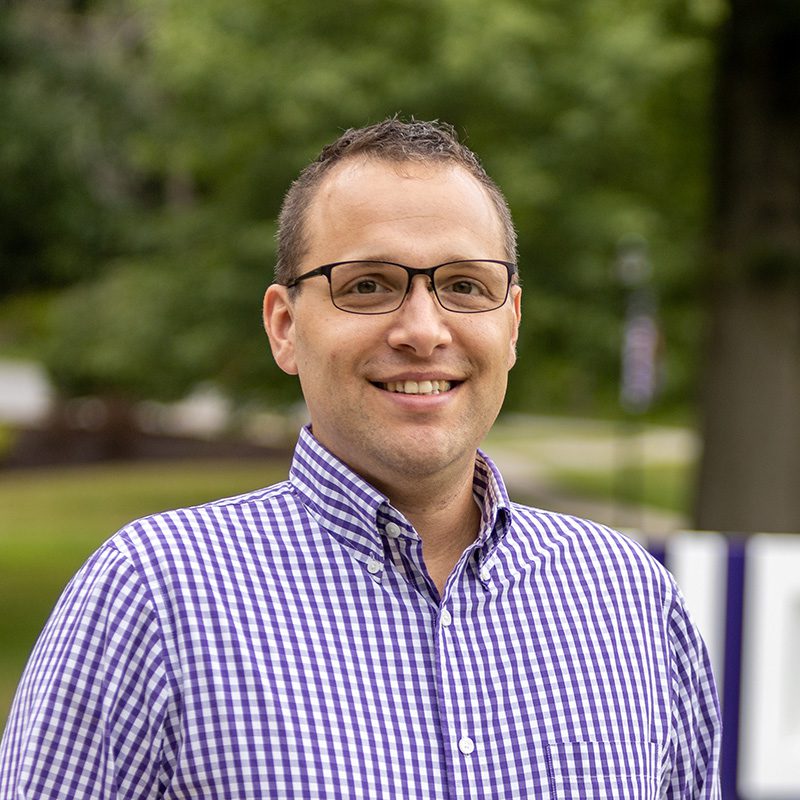 Portrait of Kevin Dibble standing outside on ����ר��'s campus.
