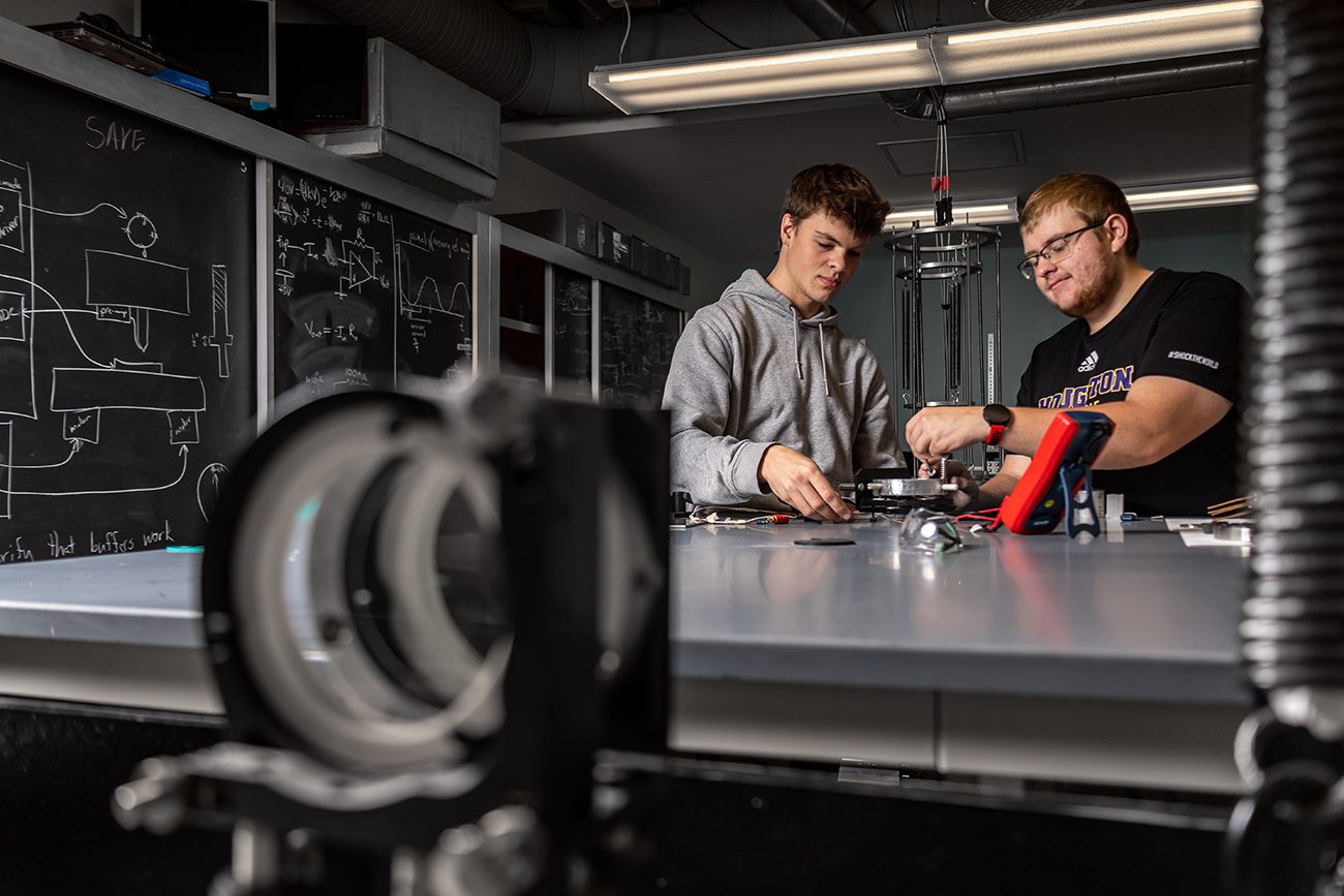 Two ����ר�� students working in physics lab.