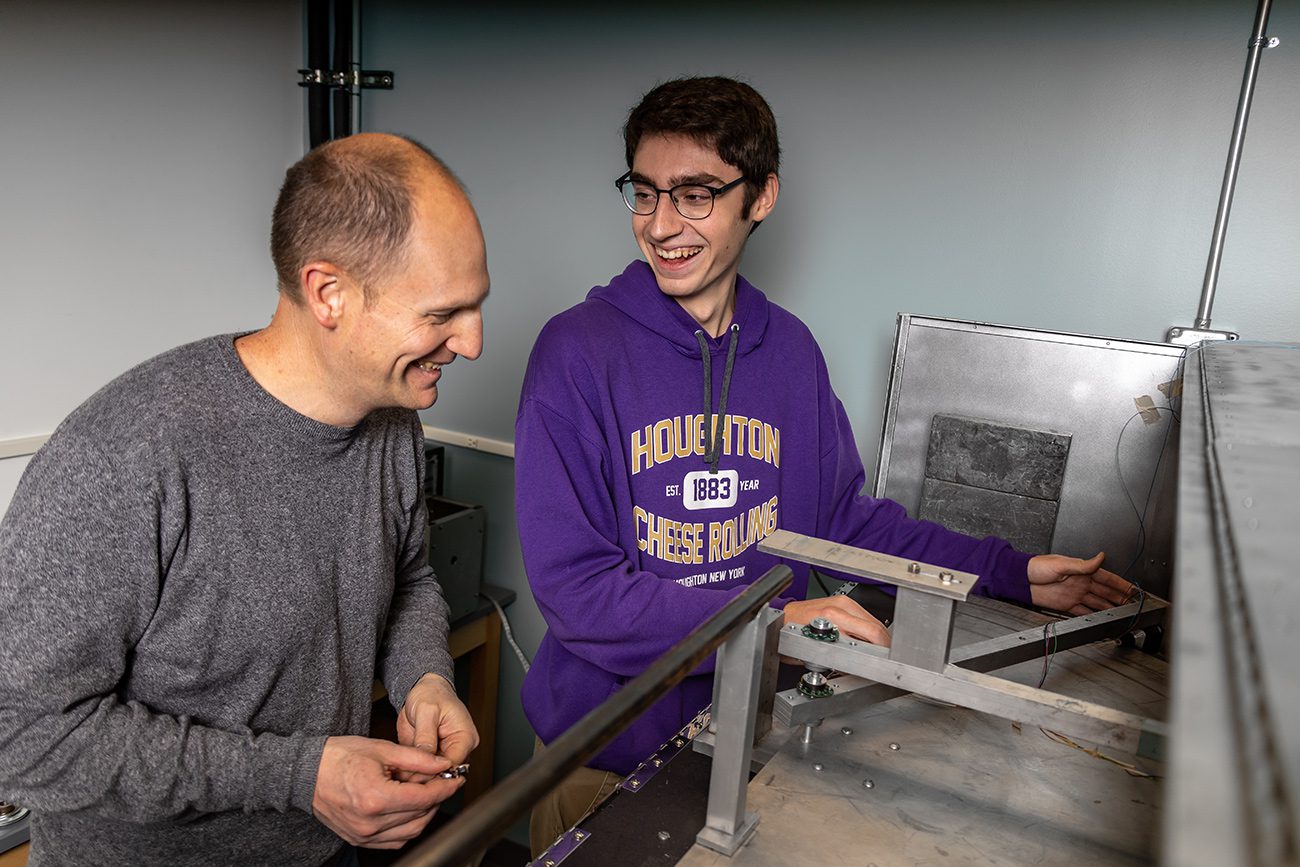 A ����ר�� student working with professor at