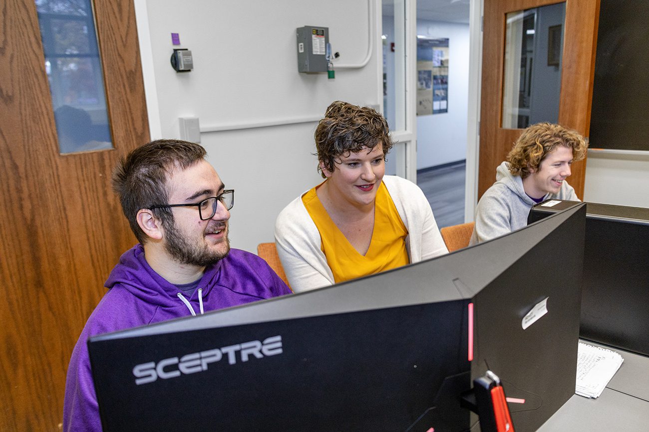 Houghton UniversityProfessor Koehler working with two physics students at computer.