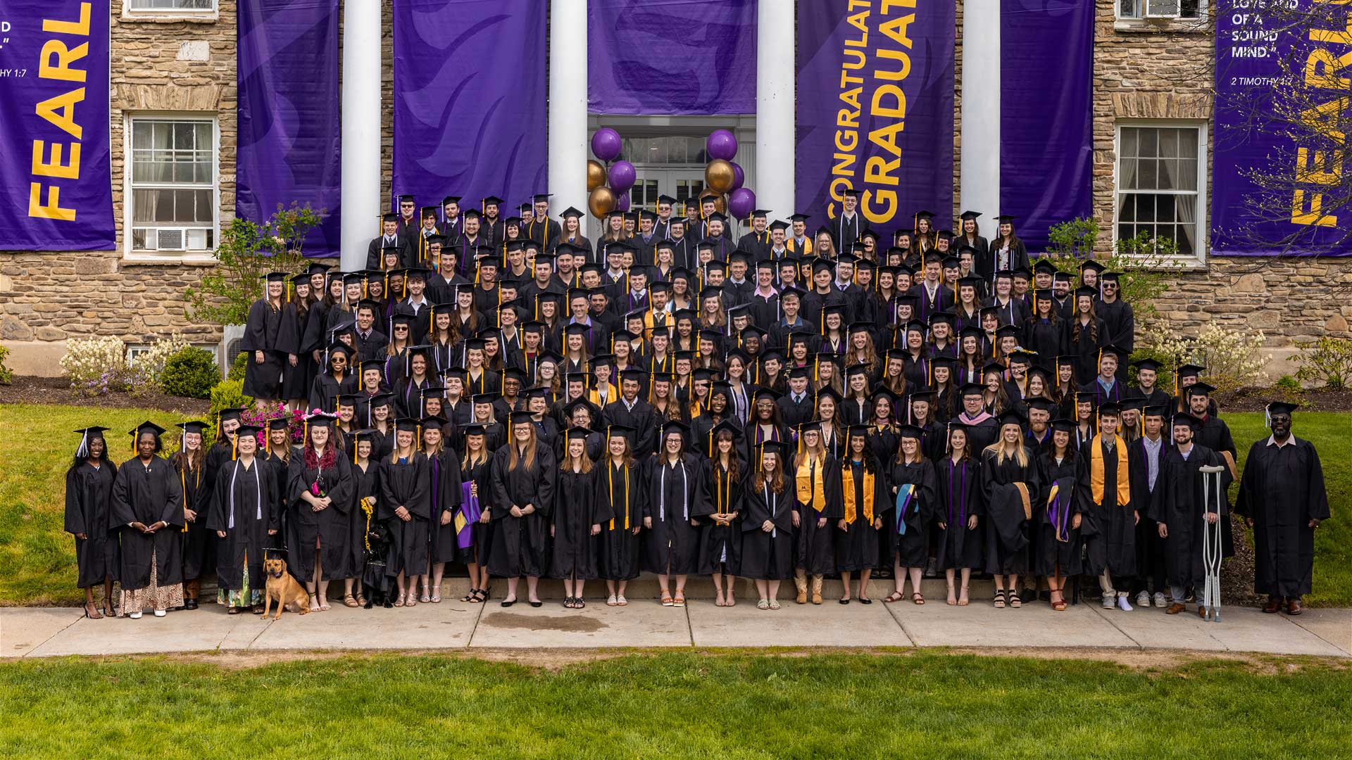 ����ר��'s class of 2023 standing on the steps of Luckey Memorial