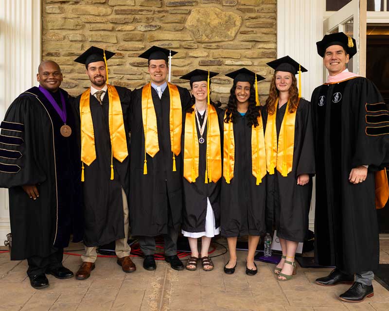 ����ר��'s class of 2023 valedictorians stand with president Wayne Lewis and provost David Davies