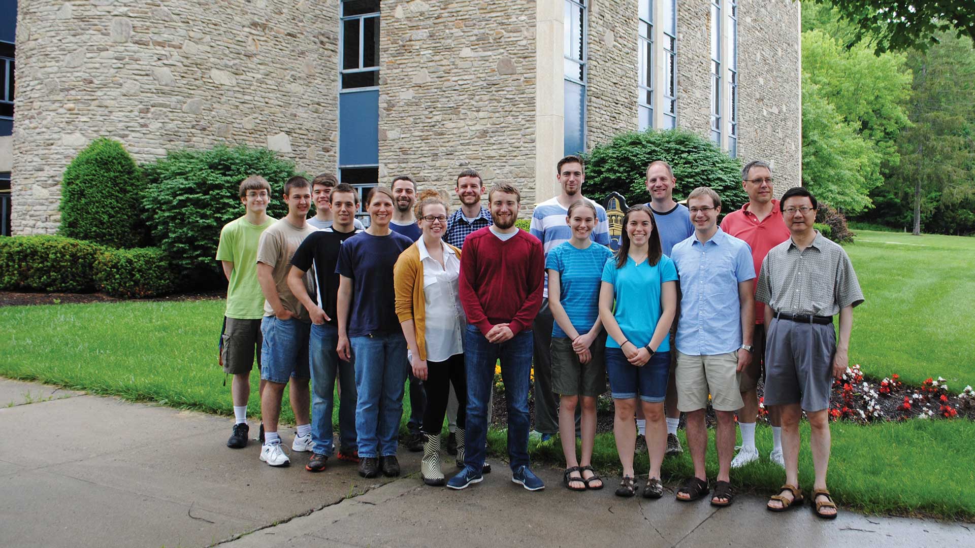 Group of ����ר�� students with their professors, part of the Shannon Summer Research Institute.