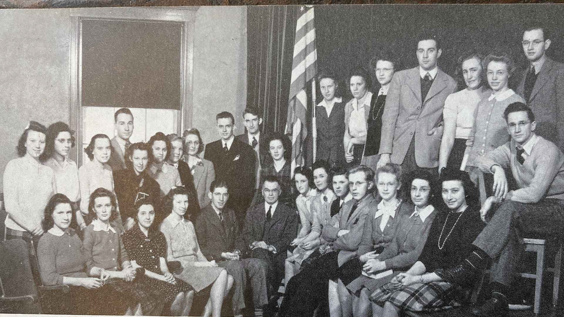 Black and white photo of a group of ����ר�� students.