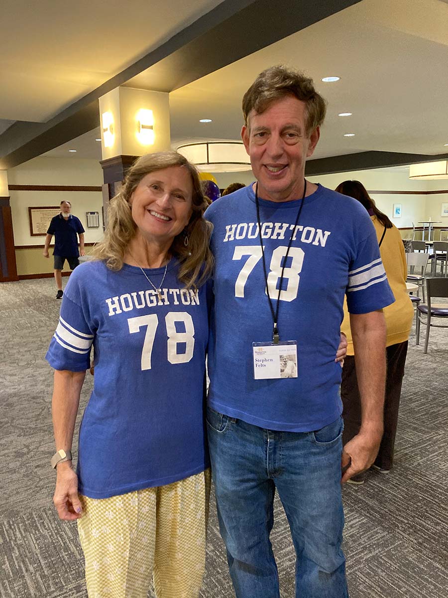 Two ����ר�� alumni wearing blue ����ר�� jerseys the the summer alumni reunion.