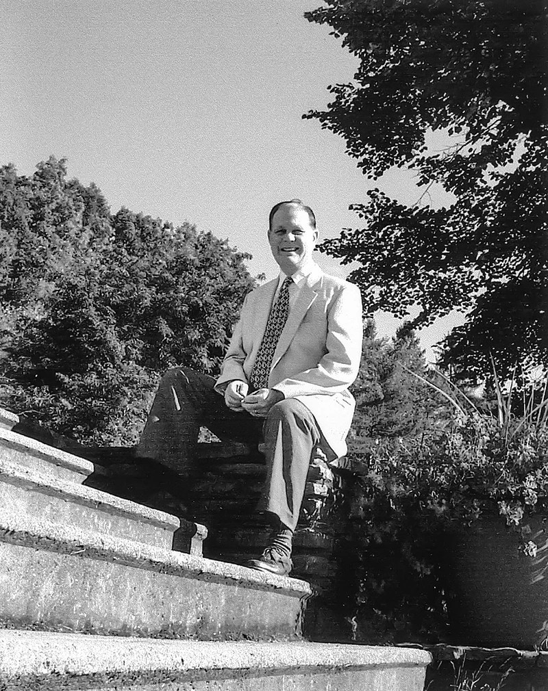 President emeritus Dan Chamberlain on the steps at ����ר��.