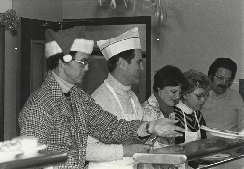 Houghton Universitypresident emeritus Dan Chamberlain serving meals to students.