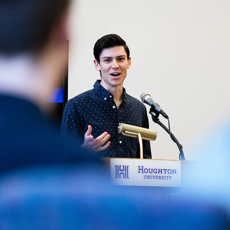 Recent ����ר�� alumnus Cody Johnson speaking at podium.