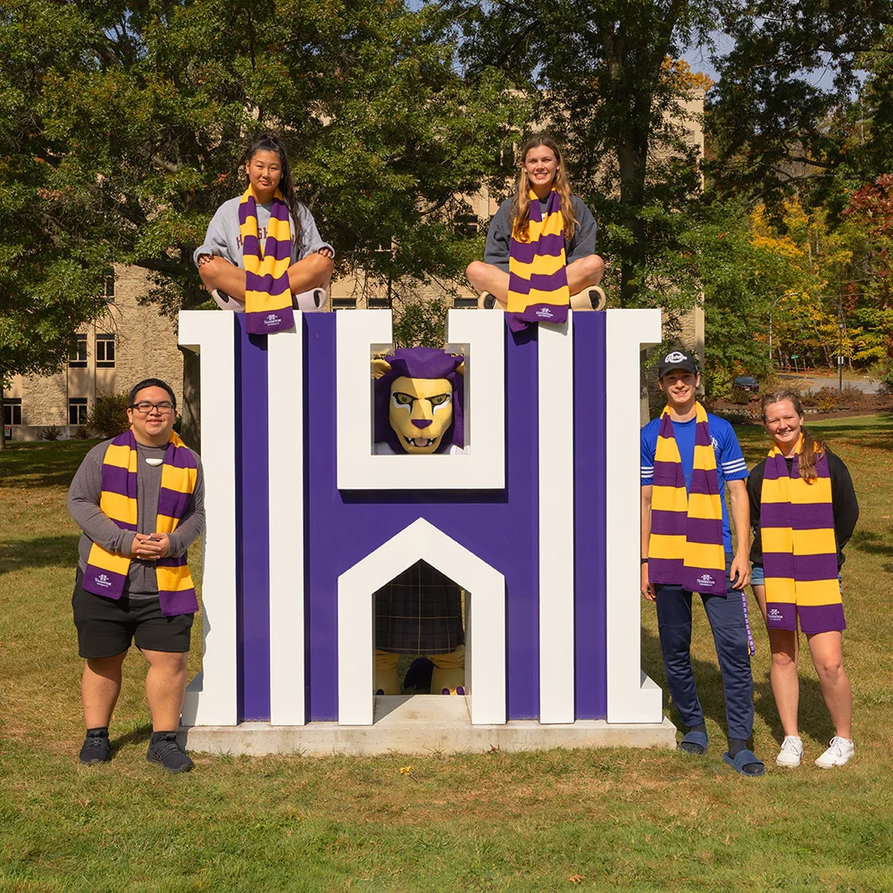 Five ����ר�� students with first year scarves standing next to ����ר�� with Luckey the mascot.