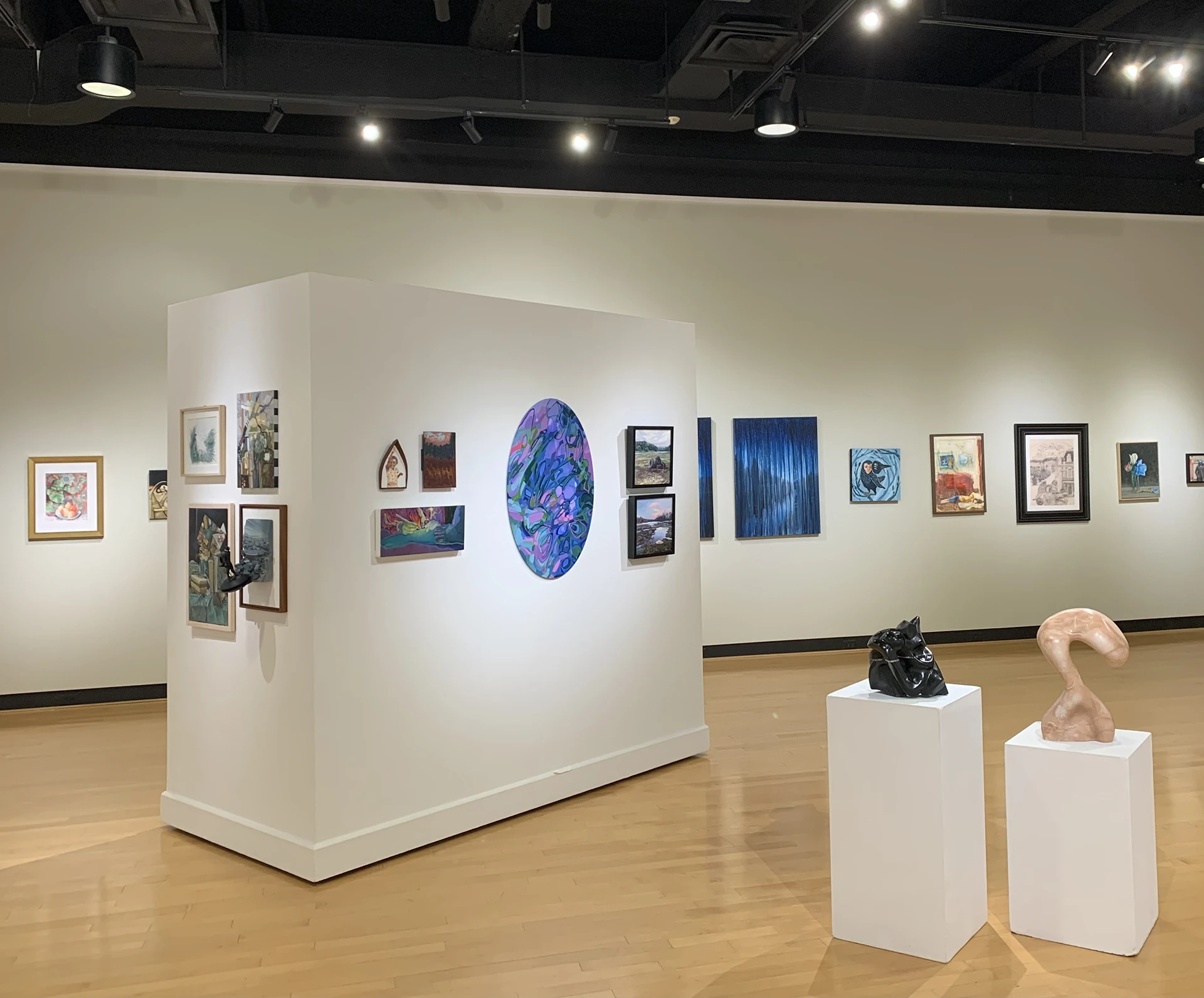 Gallery view of the Ted Murphy exhibit at the Ortlip Gallery at ����ר��.