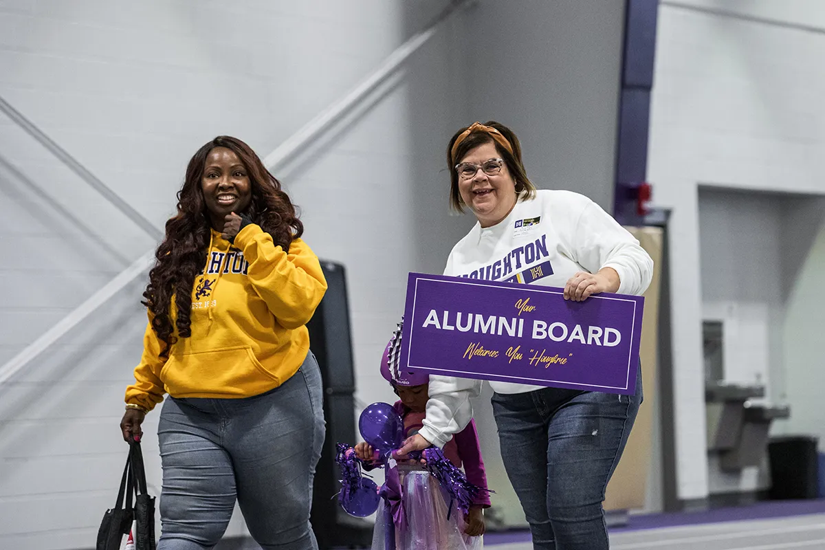 Two ����ר�� alumni board members walking into gym for Homecoming.