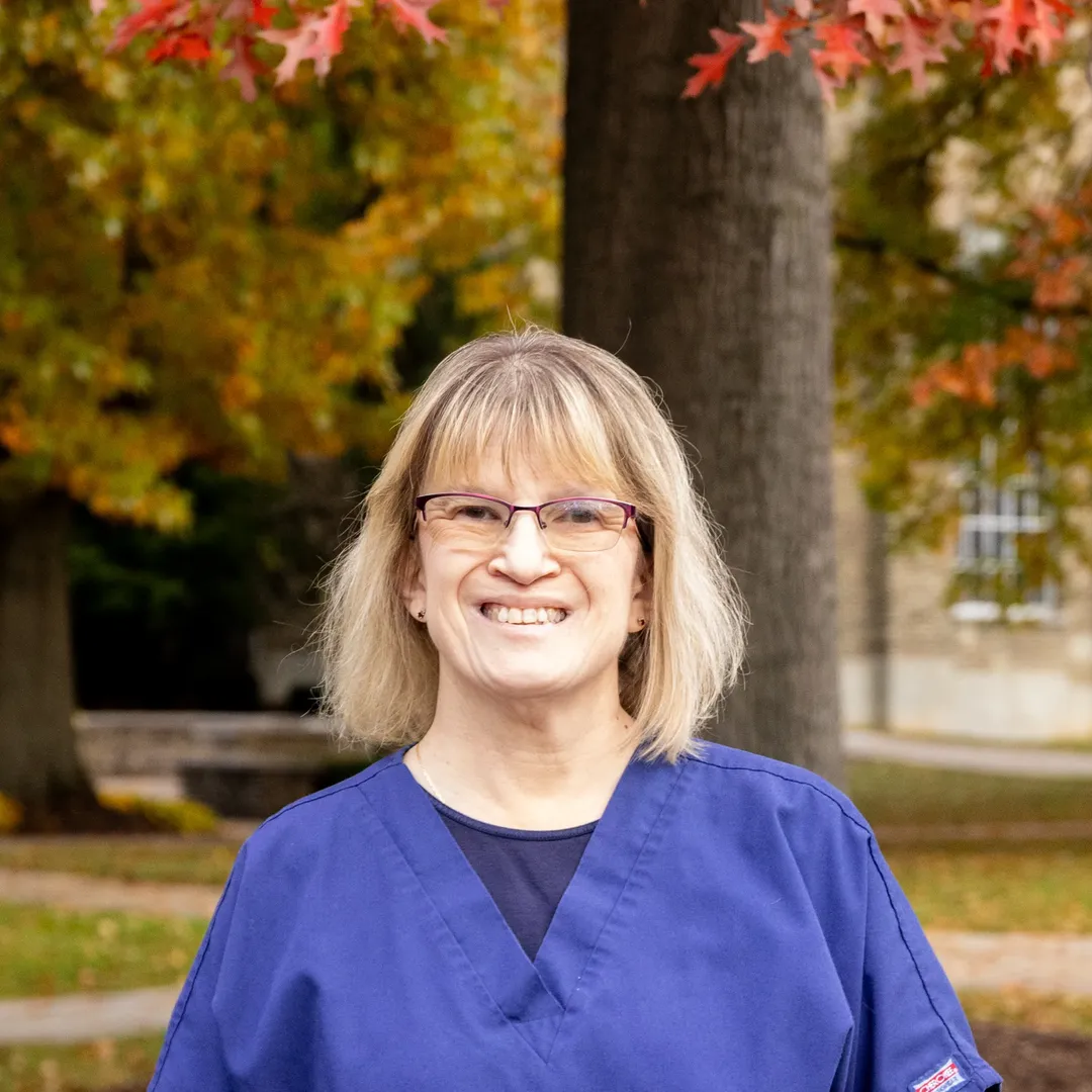 ���Ͽ� staff member Leah Burgess.