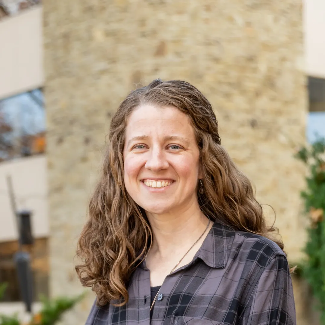 ���Ͽ� staff member Rachel Wright.