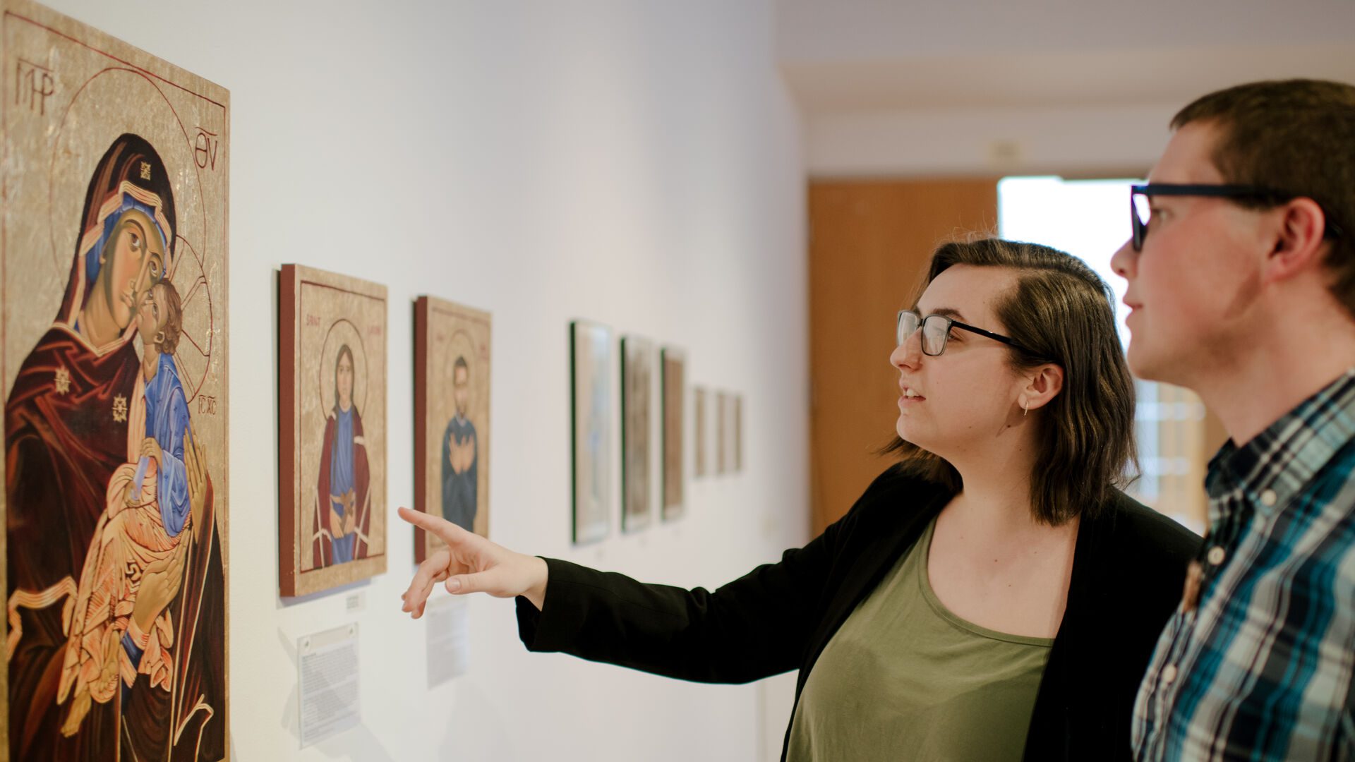 Houghton students looking at Medieval art work in the Ortlip Art Gallery.