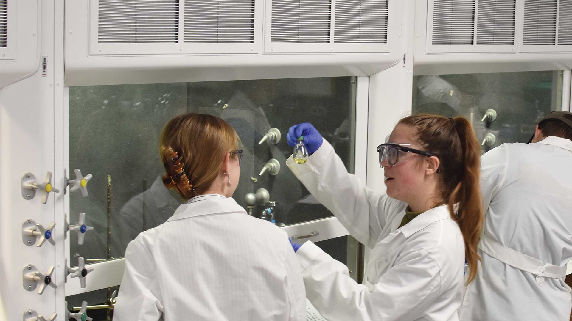 Mary Vandenbosch in lab with classmates at ���Ͽ�.