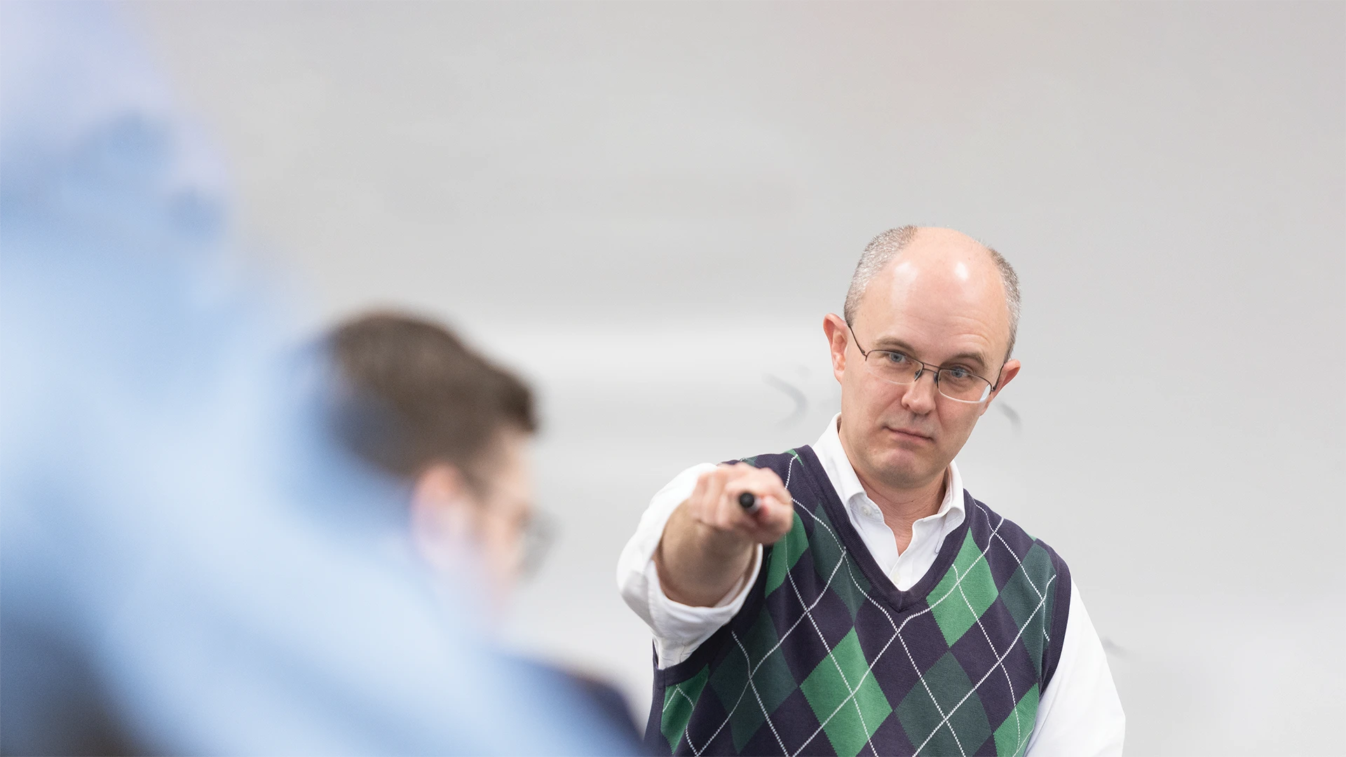 Houghton humanities professor Peter Meilaender lecturing to his class.