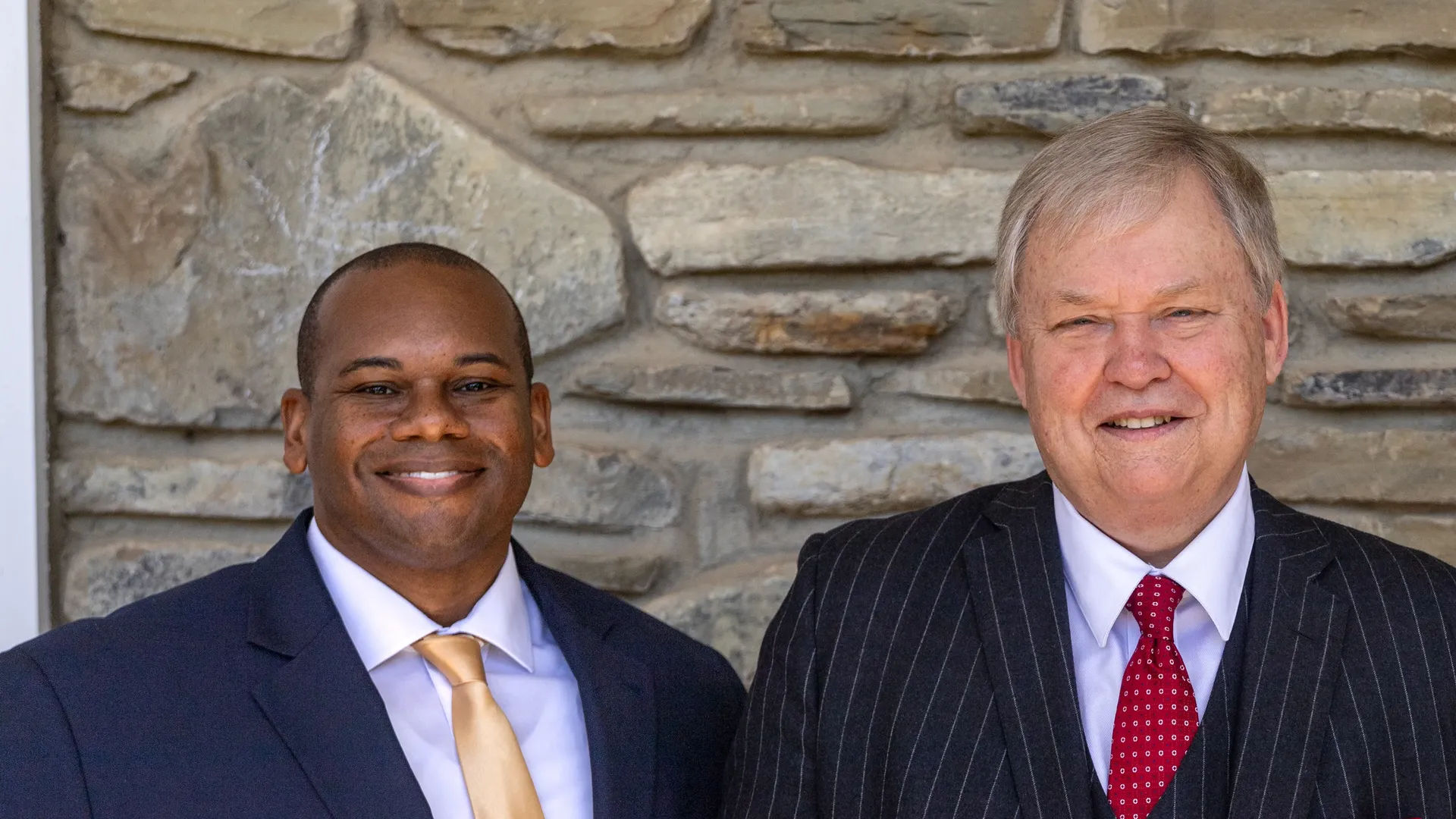 Alumnus David Causer standing with ���Ͽ� president Dr. Wayne Lewis.