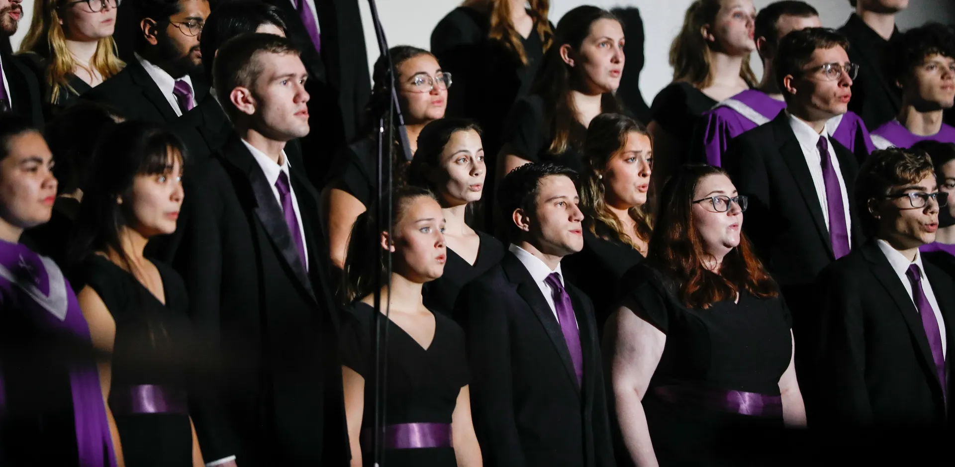 Houghton Choir singing at Christmas Prism on ���Ͽ�'s campus.