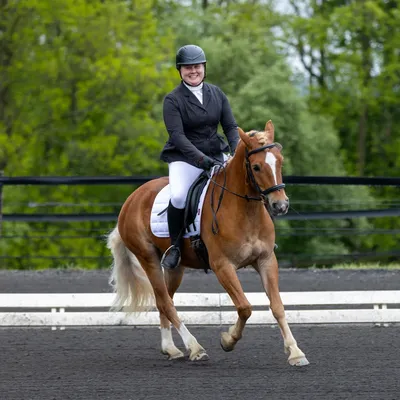 Hannah Williamson on a horse outside